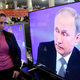 Vladimir Putin, en un televisor. Foto: AP Images.